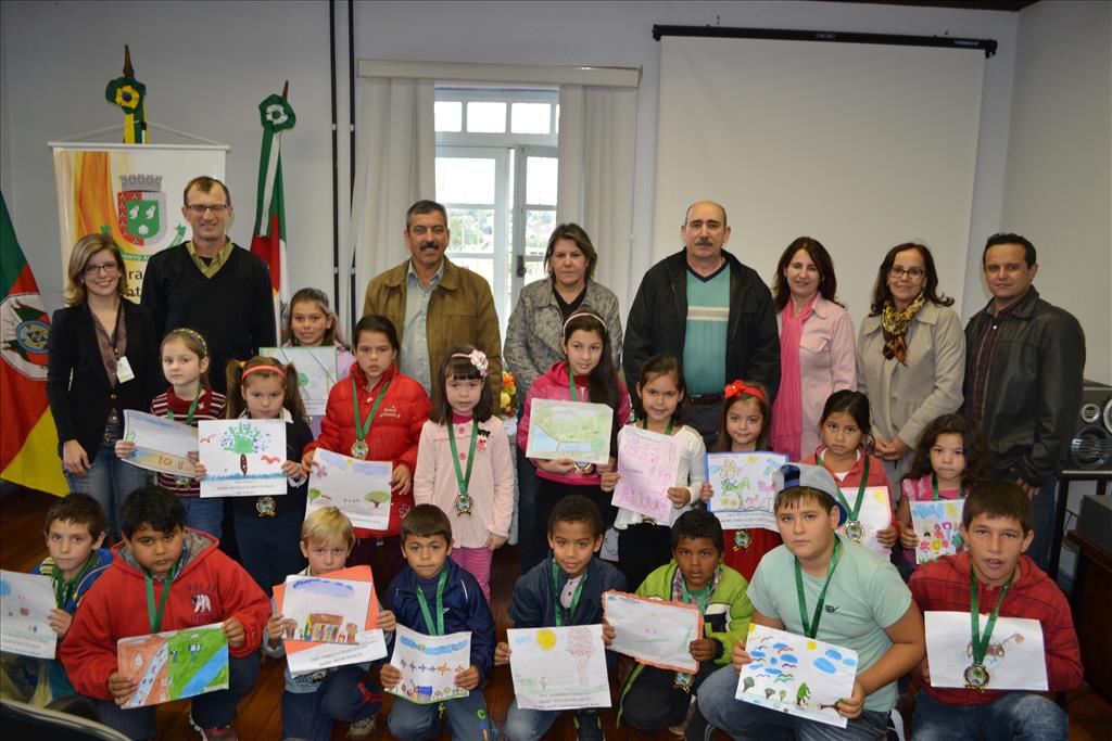 Estudantes recebem medalha pela participação em exposição